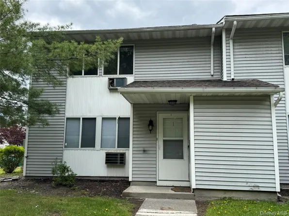 1 Ruth Ct, Middletown, NY 10940