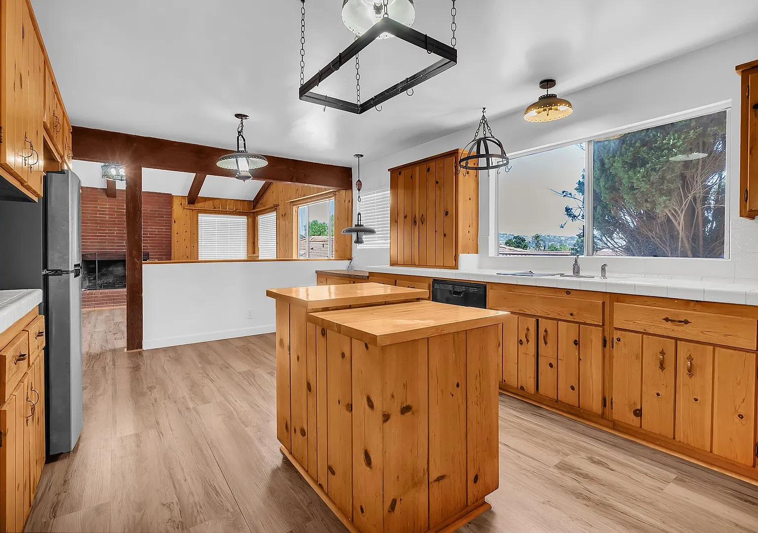 Rustic charm meets everyday comfort in the heart of Walnut! — Photo 2