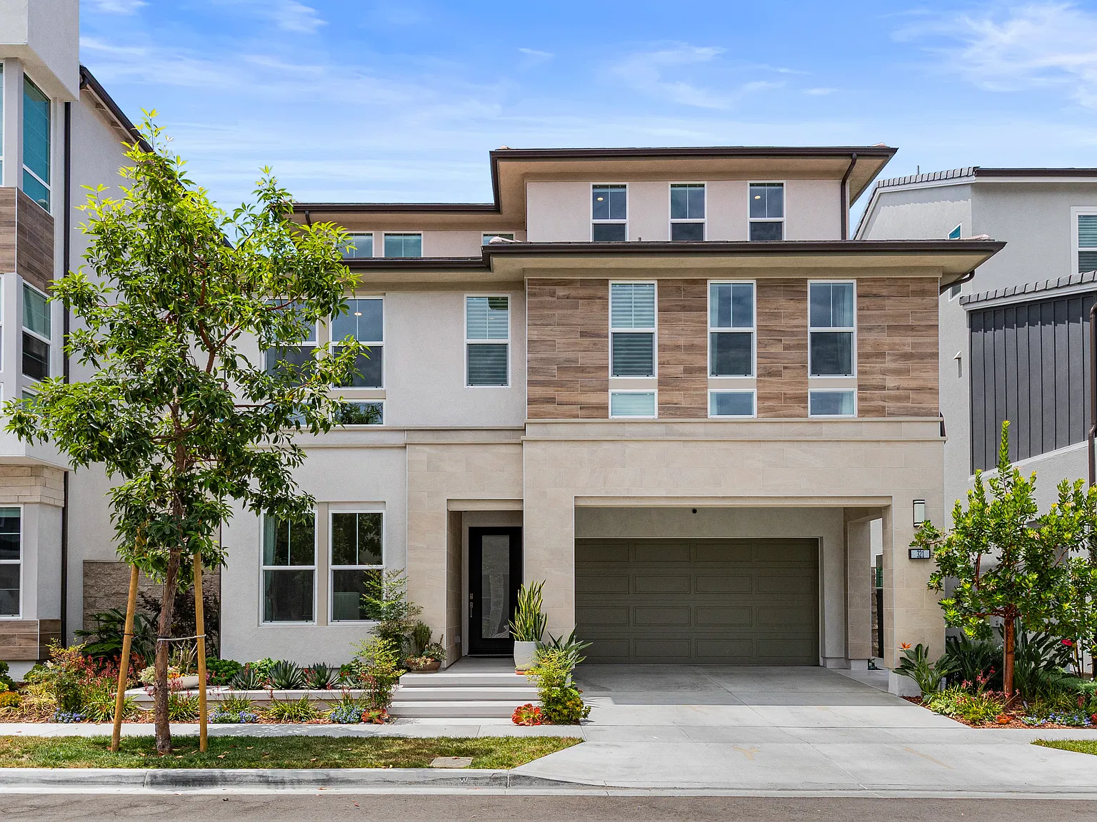 5 bed, 3274 sqft, $7,800 — Photo 1
