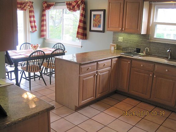 Kitchen with Casual Dining Area