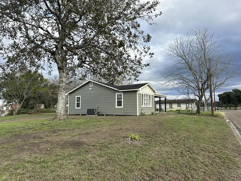 804 E Water St — Photo 2