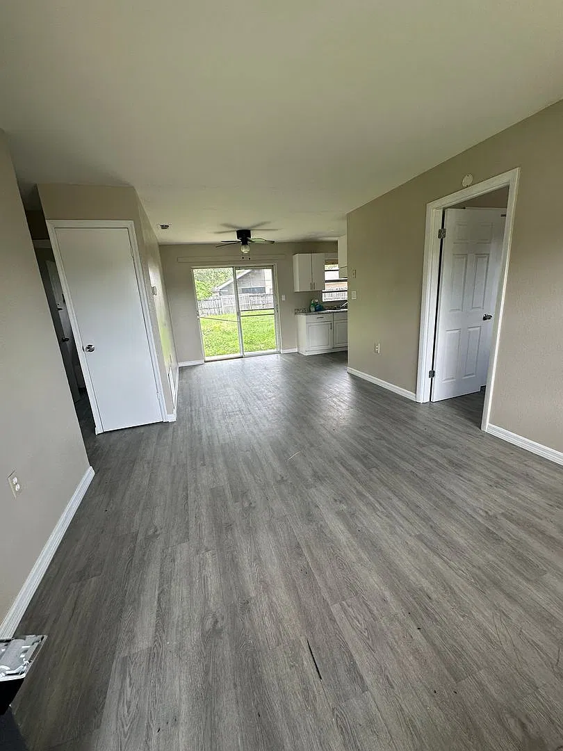 3 bedroom home with fenced yard — Photo 2