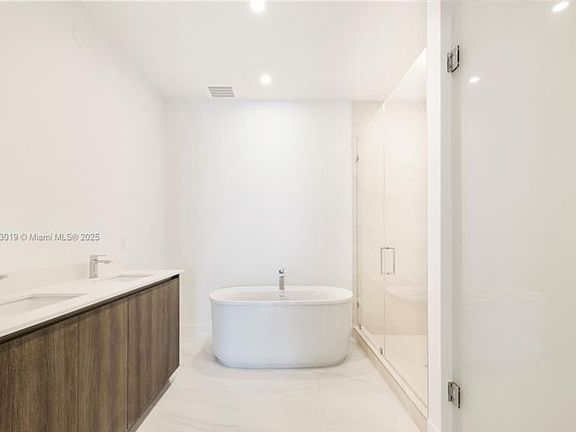 4th image of 17550 Collins Ave