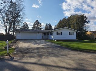 335 N Pine St, Waterman, IL 60556