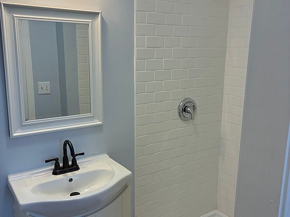 3rd image of 106 Garfield Ave APT 1