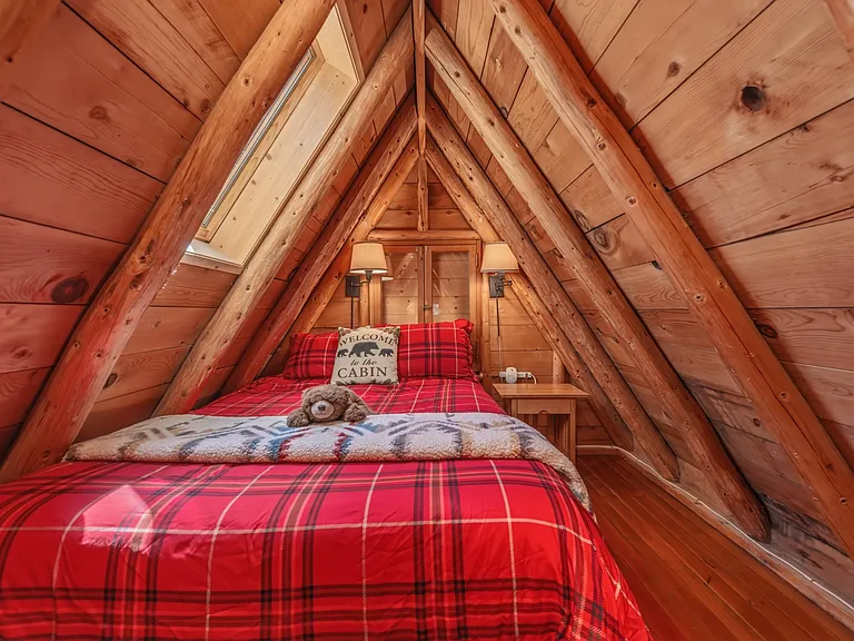 Bedroom 3: Queen & Twin Bed, SmartTV
