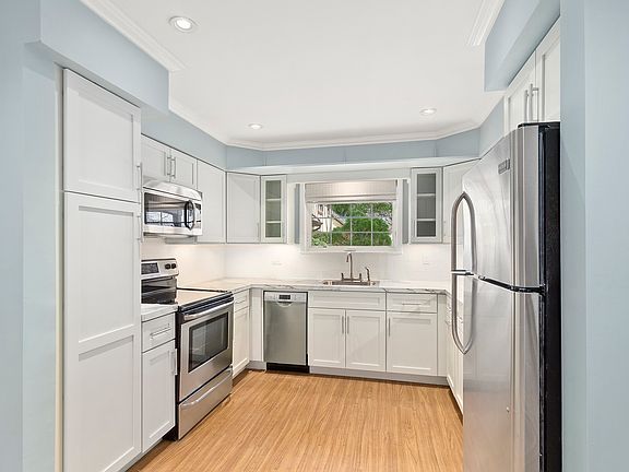 5th image of 10 Leland Ln Unit 10