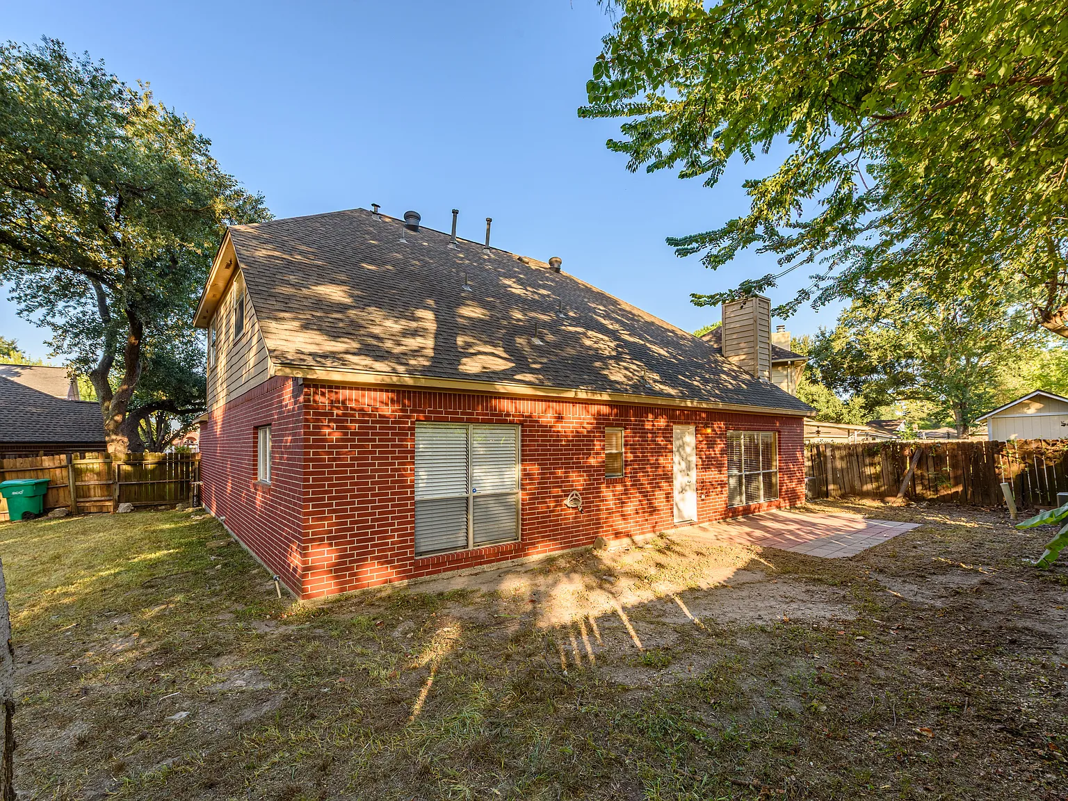 5 bed, 2.5 bath, 2584 sqft, $2,300 — Photo 3