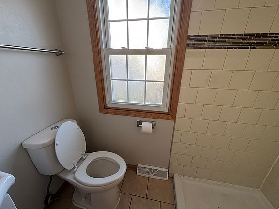 3rd image of 509 E 161st Pl