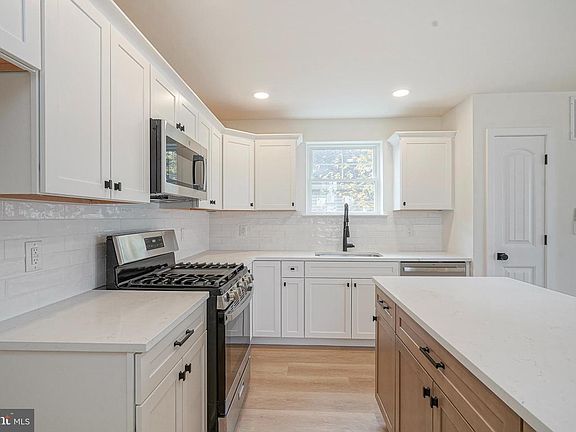 4th image of 300 Lincoln Ave