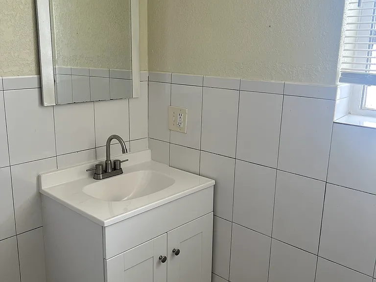 615 NE 8th St #10 — Photo 9