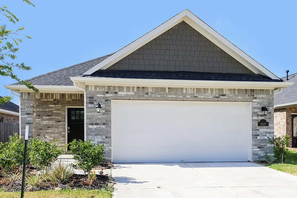 3 bed, 2.0 bath, 1653 sqft, $2,155 — Photo 1