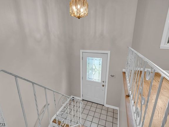 4th image of 364 Franklin Ave