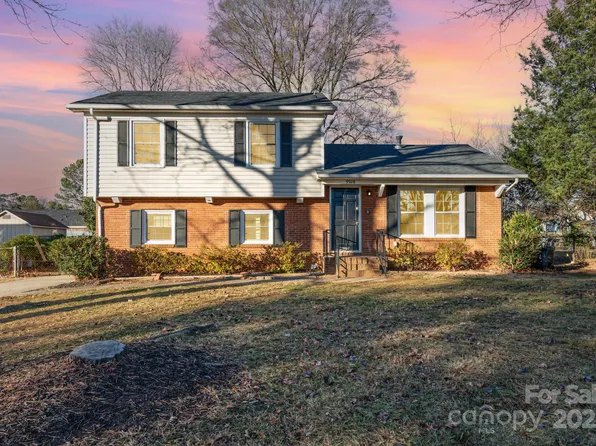 9926 Rockmeadow Dr, Charlotte, NC 28216