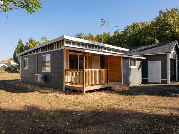 387 4th St, Dillard, OR 97432