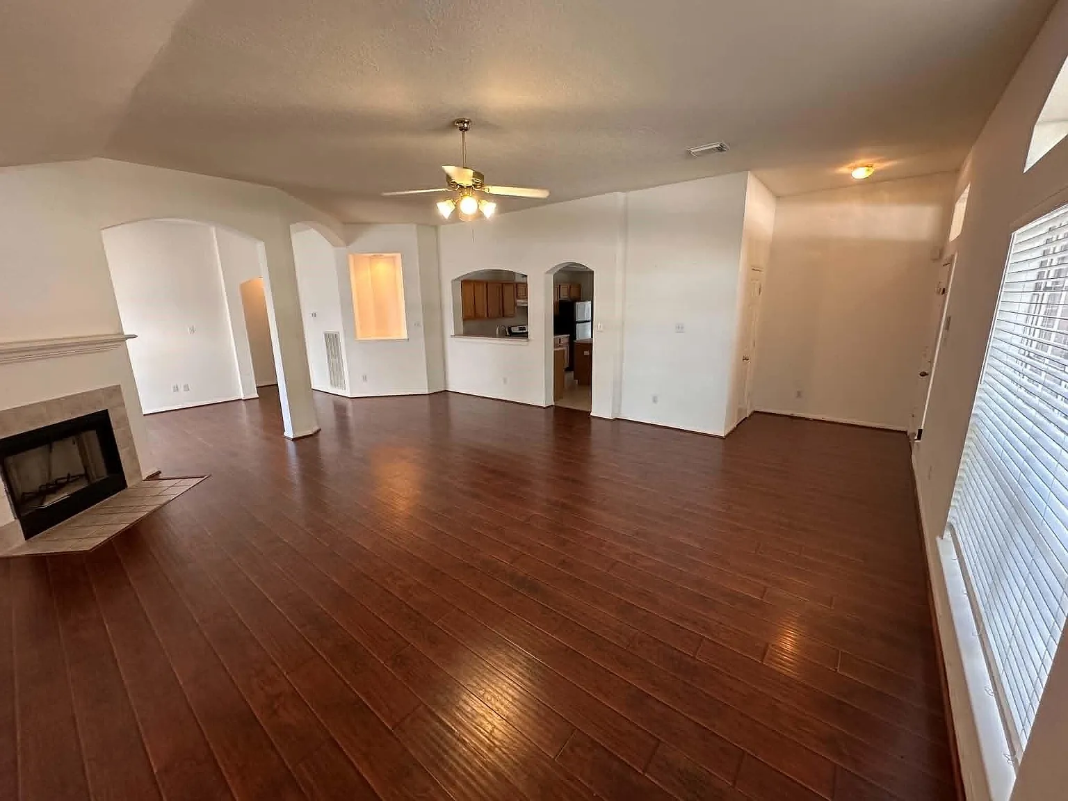 3 bed, 2.0 bath, 1828 sqft, $2,000 — Photo 3