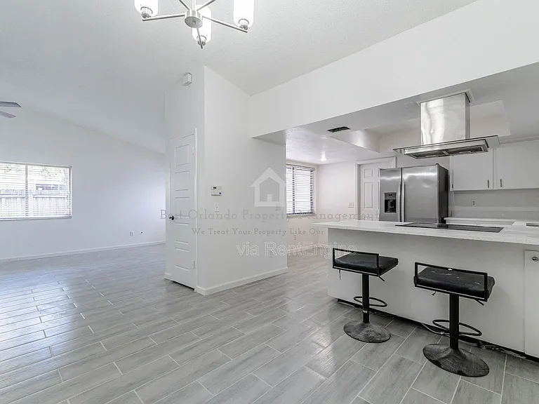 911 Robinhood Ct — Photo 5