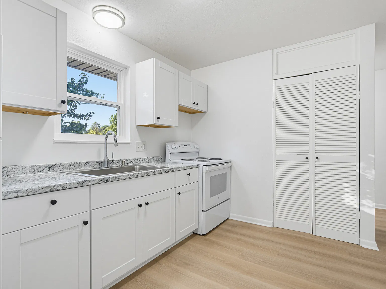 1202 E Walford Dr — Photo 2