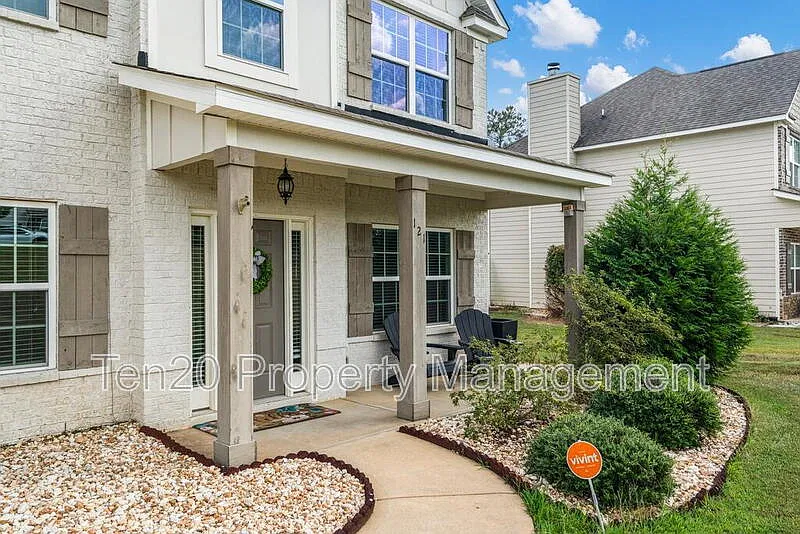 4 bed, 2.5 bath, 2859 sqft, $2,975 — Photo 3