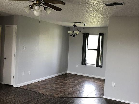 3rd image of 815 W 18th St