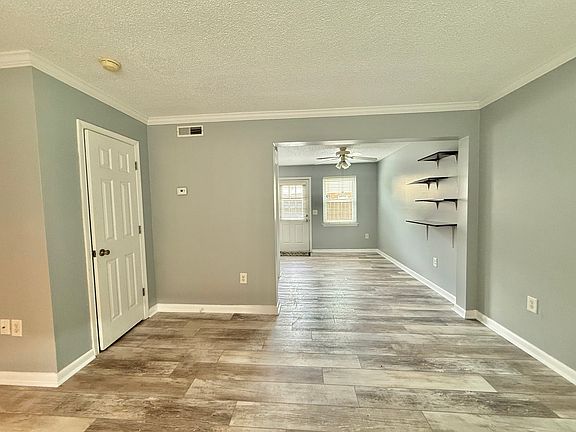 5th image of 415 Parkdale Dr APT 13B