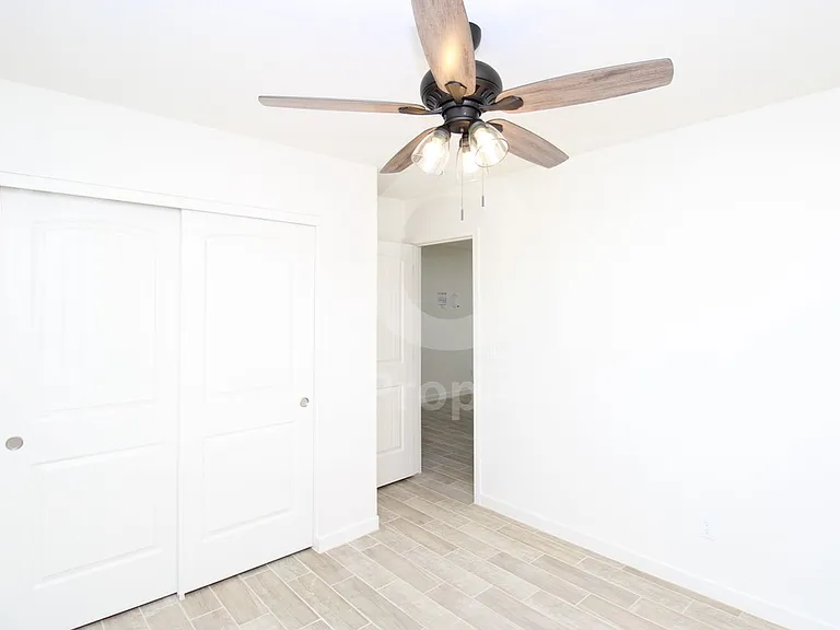 238 N Sycamore St — Photo 14