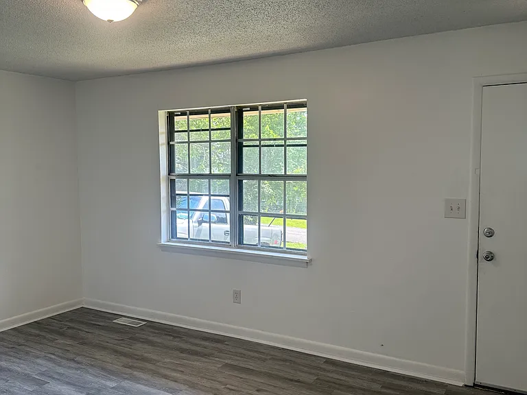 104 Leigh Ann Cir — Photo 2