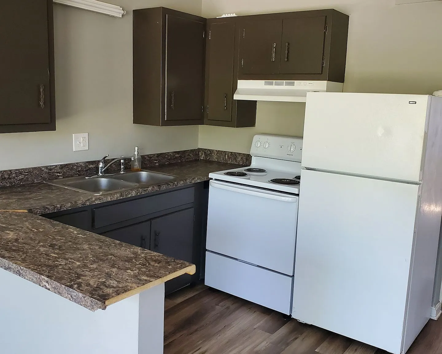 Dixon Manor Apartments — Photo 1