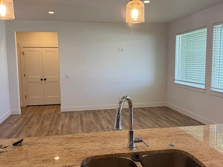 1405 Meadow Ln — Photo 3