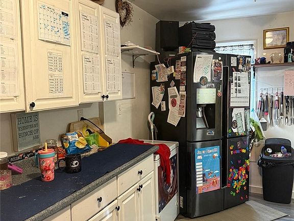 3rd image of 19 Evans St