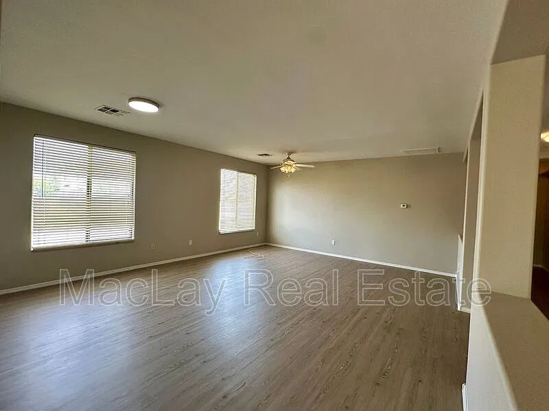 4 bed, 2.0 bath, 2484 sqft, $2,500 — Photo 3