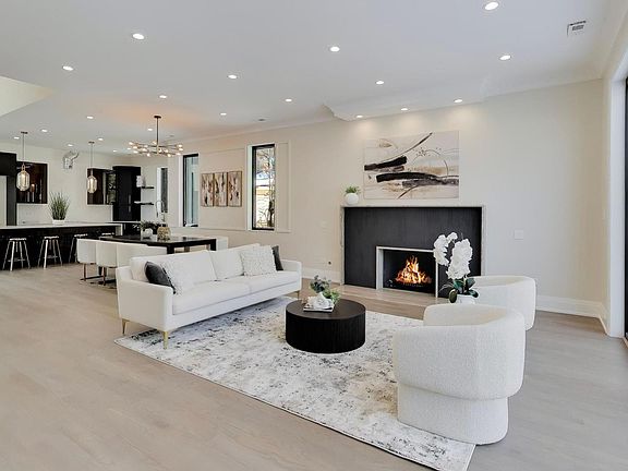 2nd image of 2238 Prairie St