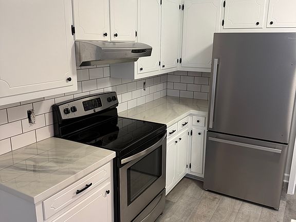 3rd image of 113 Laughinghouse Dr