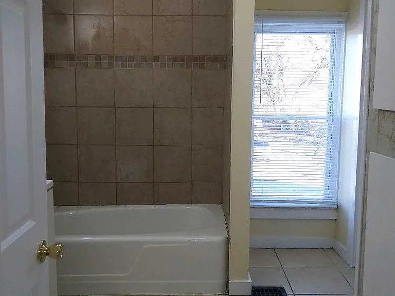 1307 Jackson St — Photo 7