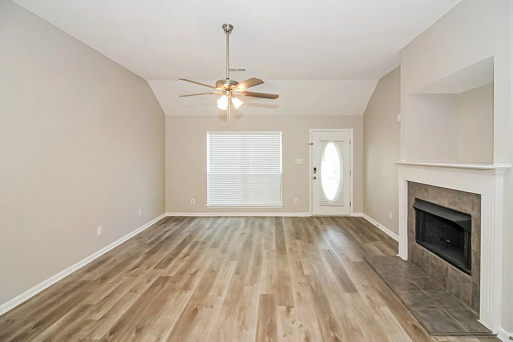 3 bed, 2.0 bath, 1337 sqft, $1,870 — Photo 3