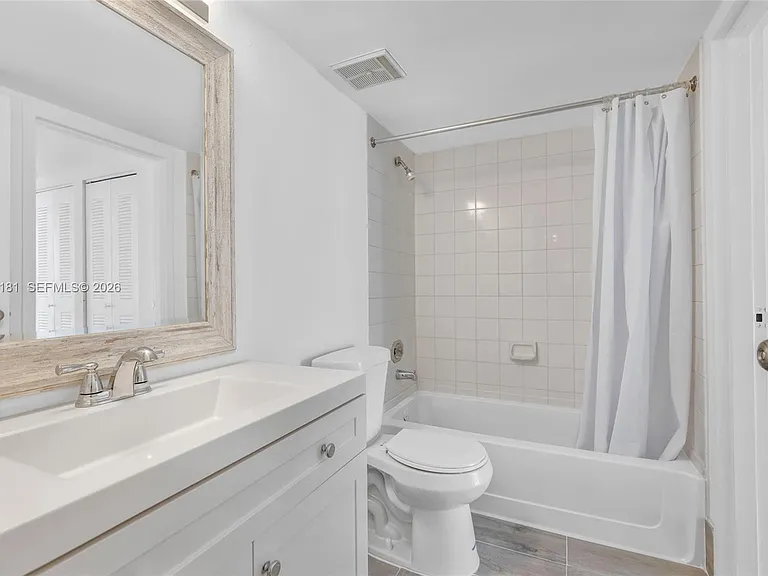 7601 E Treasure Dr #506 — Photo 19