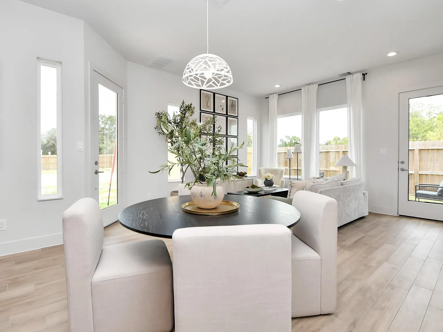 3 bed, 2.5 bath, 1719 sqft, $2,400 — Photo 2