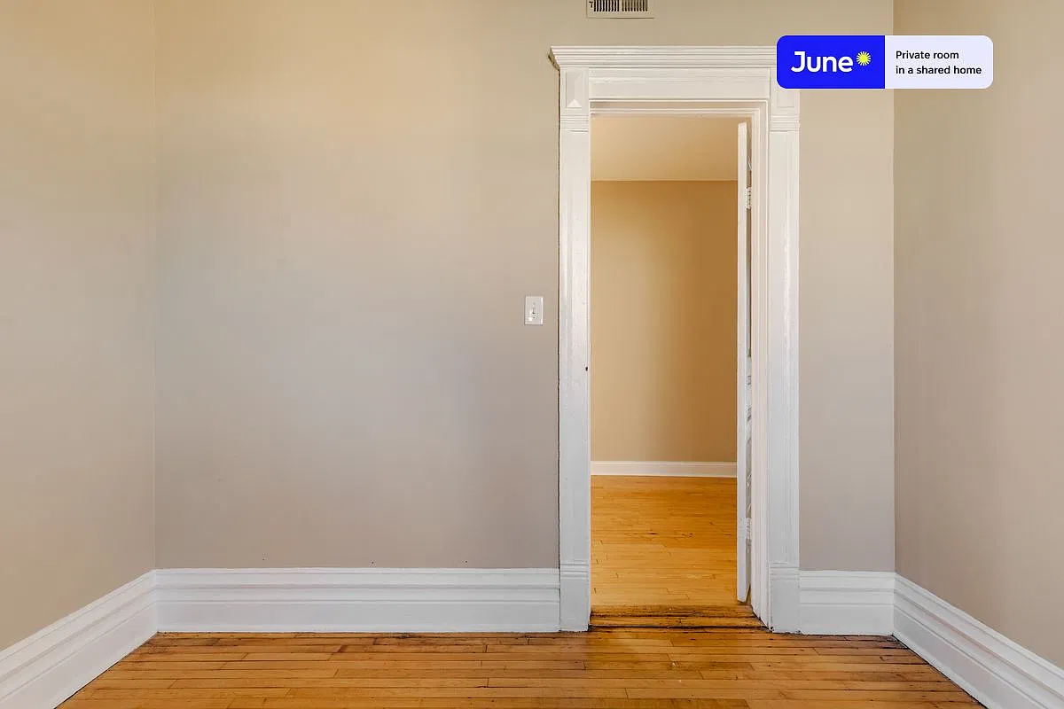 Full bedroom in 4 bed/2 bath home in Wicker Park #1534 C — Photo 4