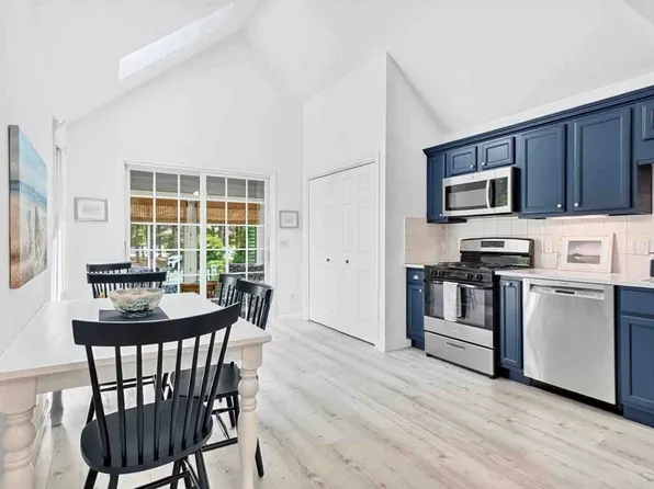 16 Gold Leaf Ln #16, Mashpee, MA 02649