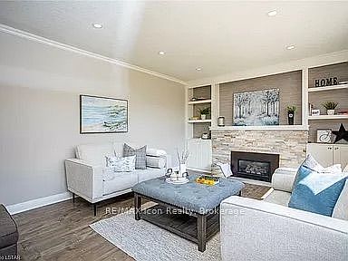 3rd image of 319 Ridgewood Cres S