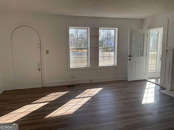 3rd image of 609 Oak St