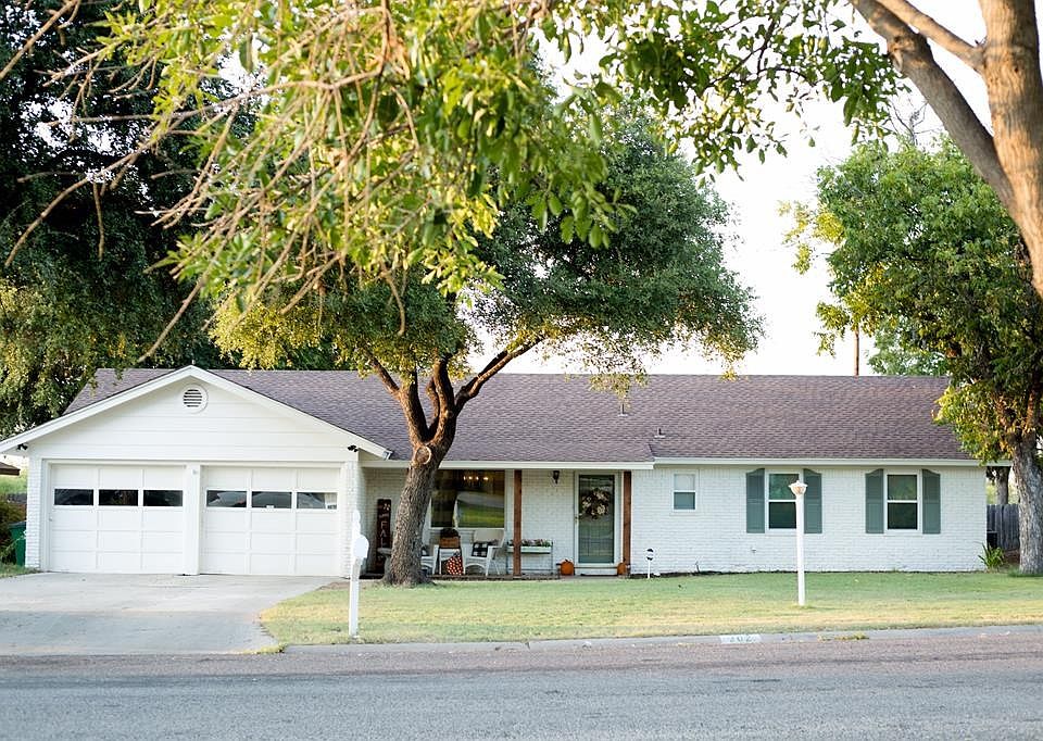 1st image of 202 Edgewood Dr