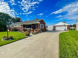 29815 Oakgrove St, Saint Clair Shores, MI 48082