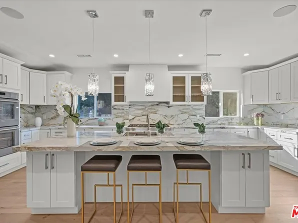 21091 Topochico Dr, Woodland Hills, CA 91364