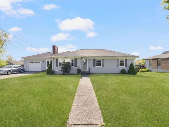 17 Varnum Ave, Bristol, RI 02809