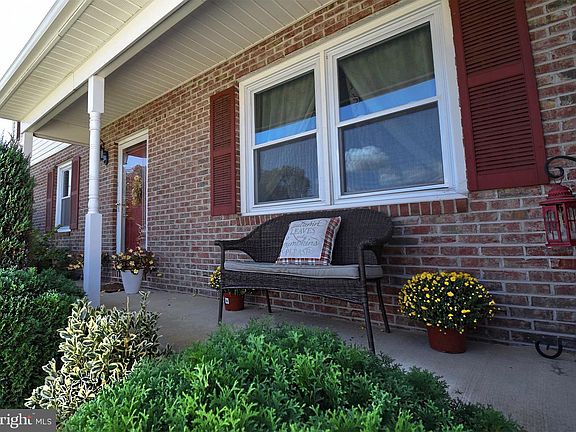 4th image of 720 Fox Chase Cir