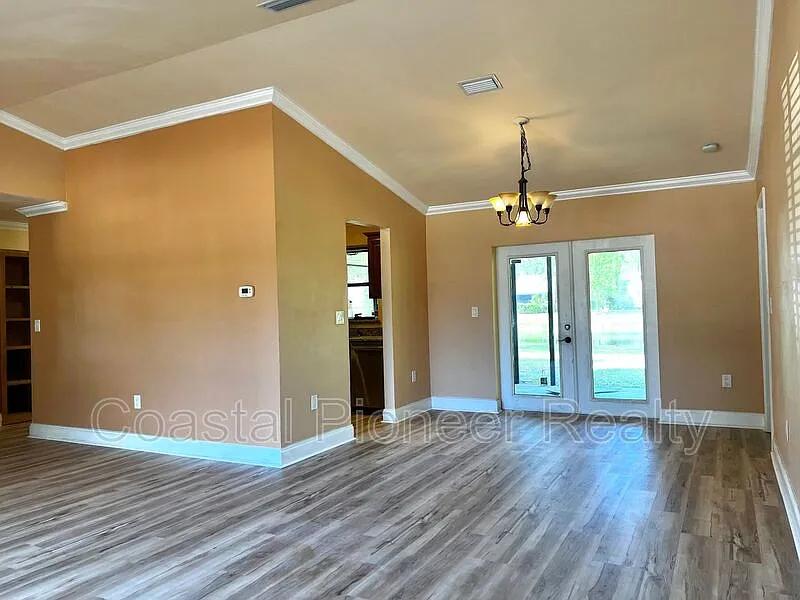 3 bed, 2.0 bath, 1727 sqft, $2,650 — Photo 3