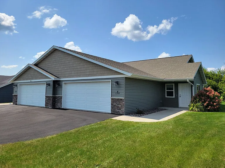2749 Ridgewood St — Photo 3