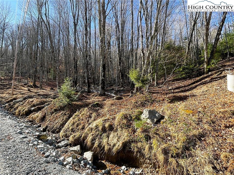 2nd image of 135 Lakeledge Circle