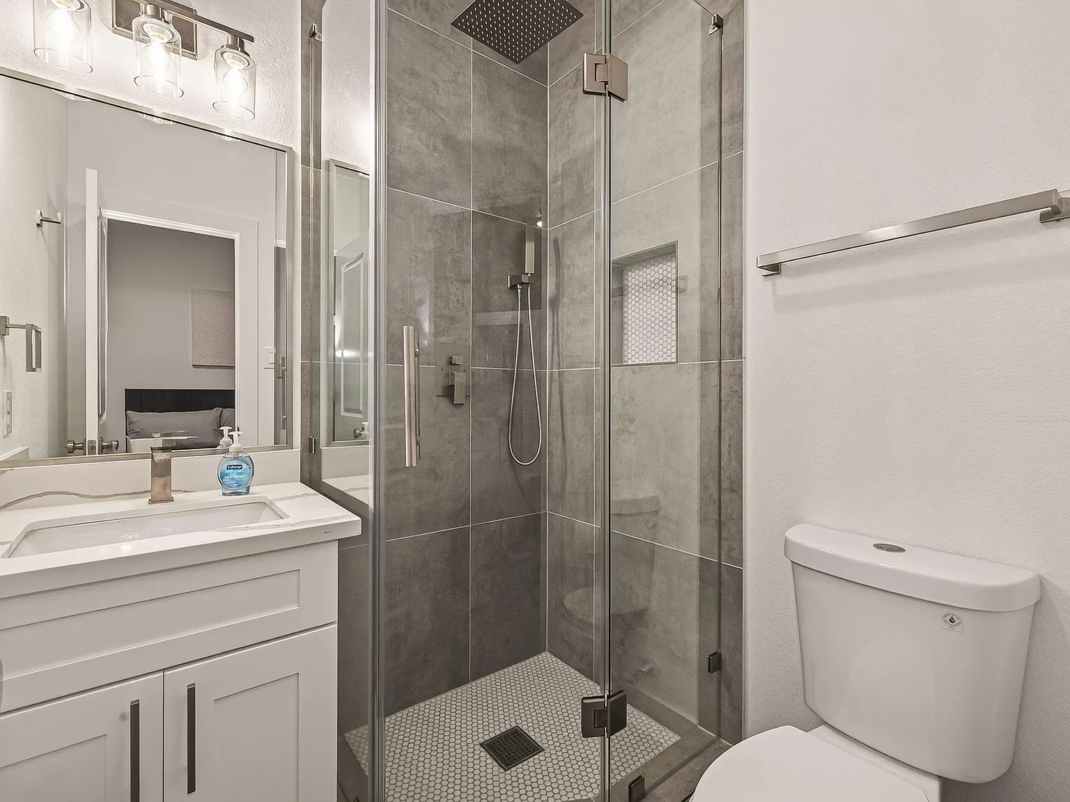 4 bed, 10.0 bath, 2414 sqft, $1,118 — Photo 4